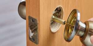 do locksmiths replace door knobs