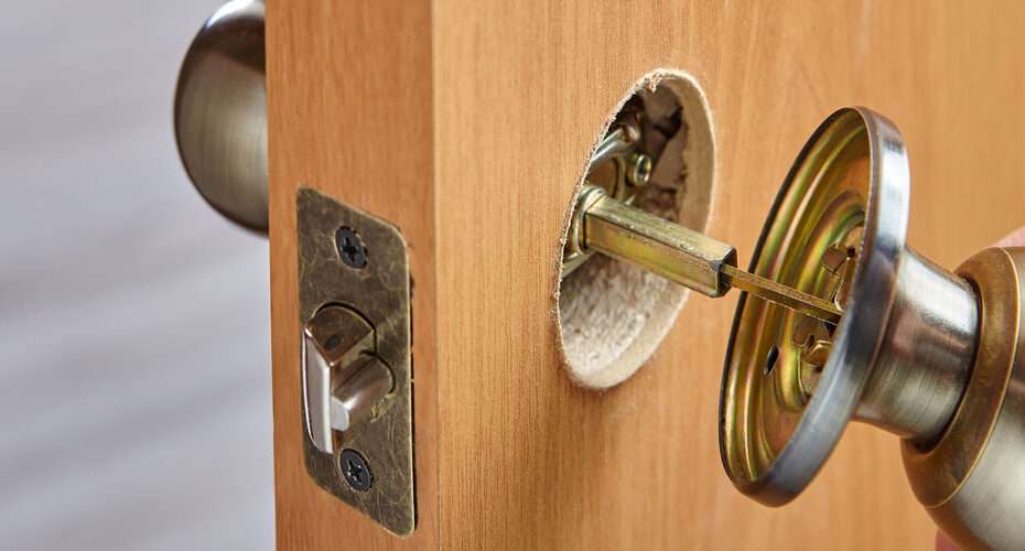 do locksmiths replace door knobs