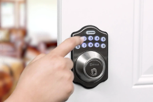 Which Lock is Best? Electronic Lock or Mechanical Deadbolt
